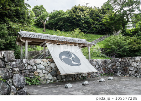 九鬼家家紋左三つ巴の陣幕が張られた鳥羽城跡三の丸広場 105577288