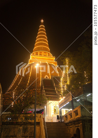 Colorful night lights at Wat Phra Pathom Chedi temple. The largest pagoda in the world on Loi Krathong Day. Which is an annual event held on a regular. Located at Nakhon Pathom Province in Thailand. 105577473