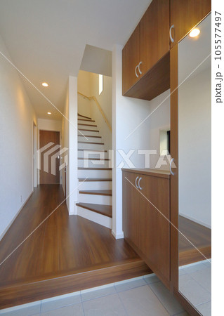 新築住宅　玄関ホール 105577497