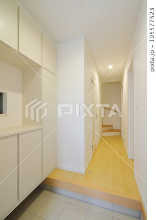 新築住宅　玄関ホール 105577523