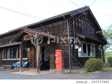 懐かしい木造駅舎が残るJR姫新線「美作千代駅」 105577805