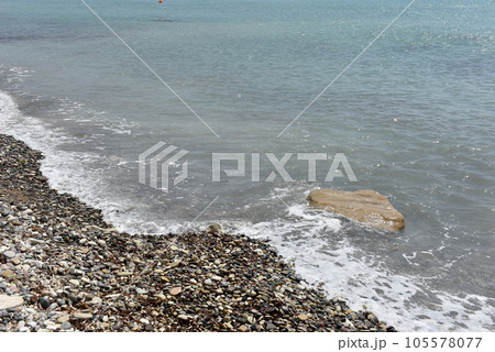 Sea waves approaching pebble stones 105578077