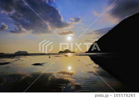 西広海岸の夕景　 105578265