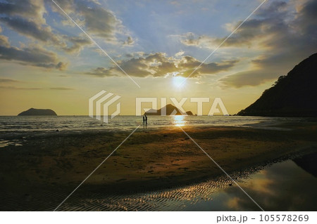 西広海岸の夕景　 105578269