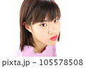 初めてのメイクをしたショートカットの女の子 105578508
