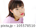 初めてのメイクをしたショートカットの女の子 105578510