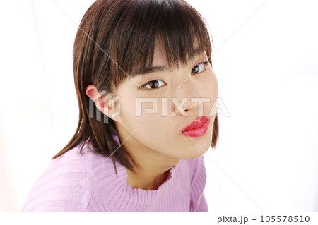 初めてのメイクをしたショートカットの女の子 初めてのメイクをしたショートカットの女の子 105578510