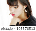 初めてのメイクをしたショートカットの女の子 105578512