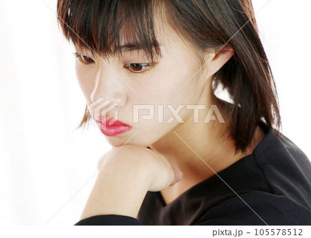 初めてのメイクをしたショートカットの女の子 初めてのメイクをしたショートカットの女の子 105578512