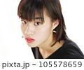 初めてのメイクをしたショートカットの女の子 105578659
