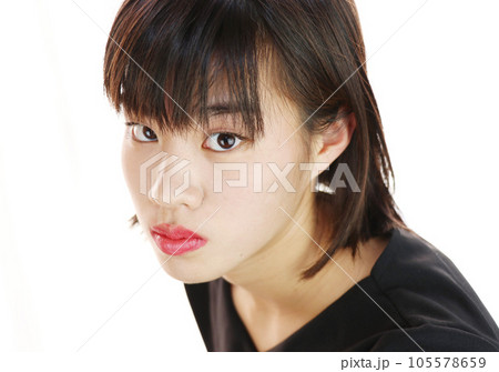 初めてのメイクをしたショートカットの女の子 初めてのメイクをしたショートカットの女の子 105578659