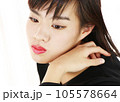 初めてのメイクをしたショートカットの女の子 105578664
