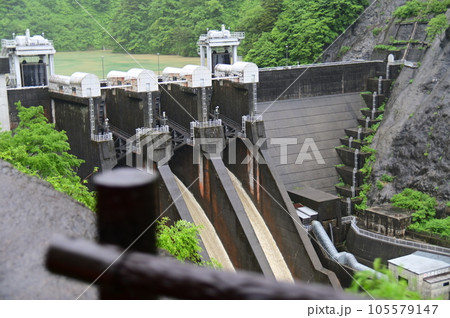 放水中の出し平ダム 放水中の出し平ダム 105579147
