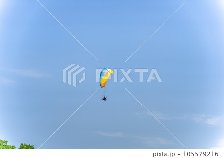 空を飛ぶモーターパラグライダー 空を飛ぶモーターパラグライダー 105579216