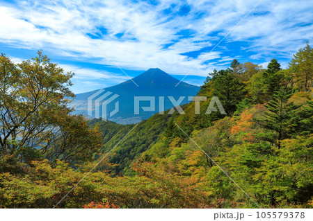 紅葉の三つ峠山頂からの富士山眺望　山梨県河口湖町 105579378
