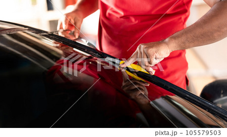 Car side window film removal and tinting installation Car side window film removal and tinting installation 105579503