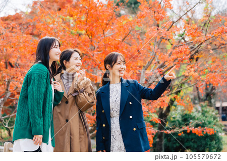 紅葉シーズンに旅行をする女性3人組 105579672