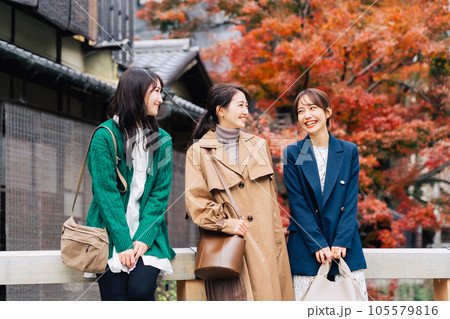 紅葉シーズンに旅行をする女性3人組 105579816