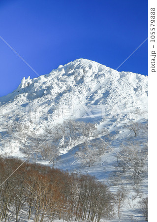 山形蔵王スキー場から観る蔵王連峰三郎岳の白銀の世界 山形蔵王スキー場から観る蔵王連峰三郎岳の白銀の世界 105579888