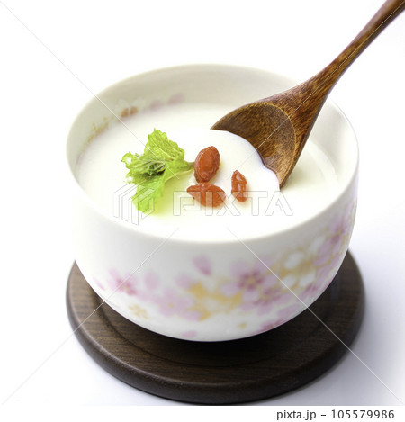 杏仁豆腐 クコの実とミントを飾りに （ 中国料理 おやつ デザート あんにんどうふ ） 105579986