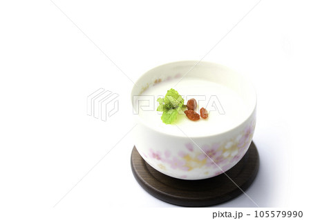 杏仁豆腐 クコの実とミントを飾りに （ 中国料理 おやつ デザート あんにんどうふ ） 105579990