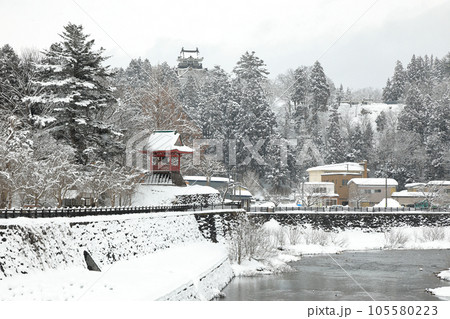 山と川のある町横手市の城と鐘撞堂のある雪風景 山と川のある町横手市の城と鐘撞堂のある雪風景 105580223