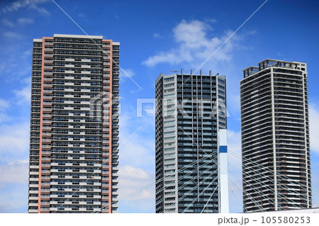 青空とタワーマンション 青空とタワーマンション 105580253