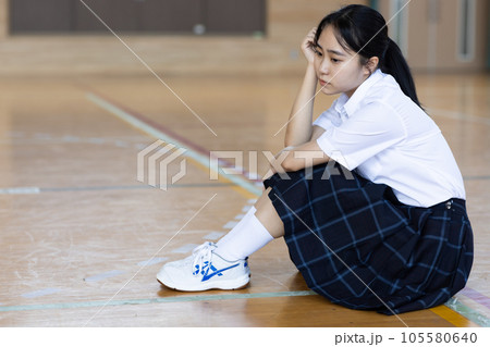考え込む女子高生 105580640
