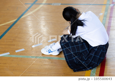 考え込む女子高生 105580643