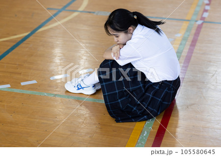 考え込む女子高生 105580645