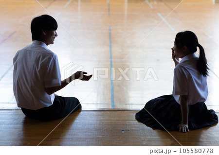 体育館で話をする高校生 体育館で話をする高校生 105580778