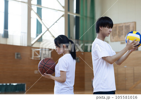 部活を頑張る高校生男女 部活を頑張る高校生男女 105581016