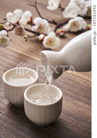 お猪口に注がれる日本酒イメージ 105581042