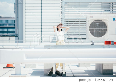 夏と女性 105581174