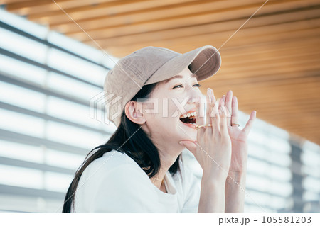 夏と女性 105581203