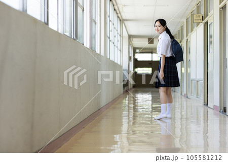 廊下を歩く女子高生 廊下を歩く女子高生 105581212
