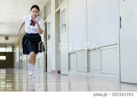 ダッシュで走る女子高生 105581355