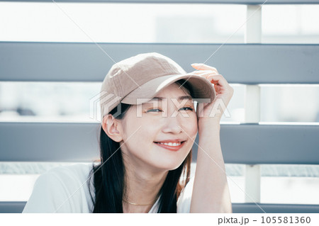 夏と女性 105581360