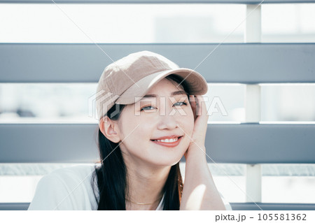 夏と女性 105581362
