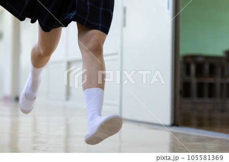 ダッシュで走る女子高生 ダッシュで走る女子高生 105581369