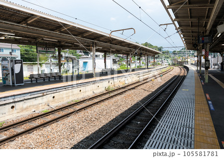 JR中央本線 相模湖駅 ホーム 夏の青空 神奈川県相模原市 JR中央本線 相模湖駅 ホーム 夏の青空 神奈川県相模原市 105581781
