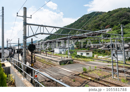 JR中央本線　相模湖駅　線路と踏切　夏の青空　神奈川県相模原市 105581788