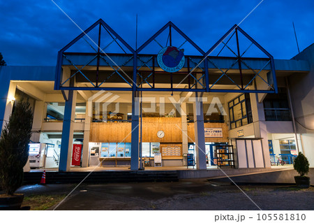 さがみ湖リゾート　プレジャーフォレスト　宿泊キャンプ場受付　夜景　夏　神奈川県相模原市 105581810