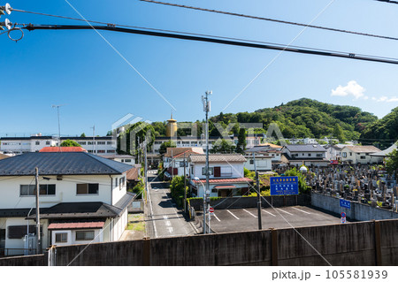 JR中央線　高尾駅からの眺め　高尾みころも霊堂　夏の青空　東京都八王子市 105581939