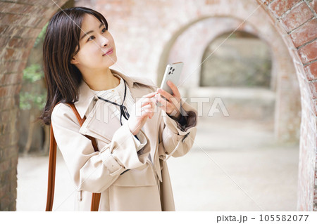 京都を観光する女性 105582077