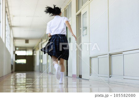 ダッシュで走る女子高生 ダッシュで走る女子高生 105582080