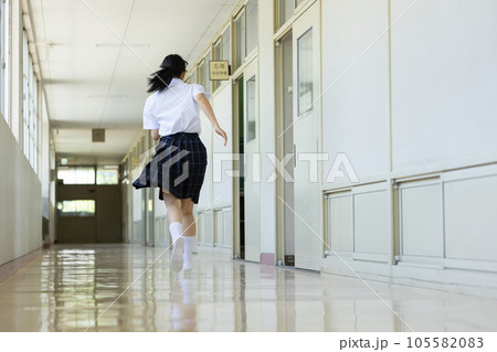 ダッシュで走る女子高生 ダッシュで走る女子高生 105582083