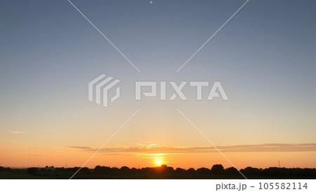 堤防から見える夕日 105582114