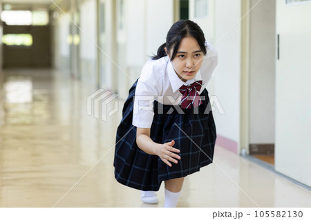スタートダッシュする女子高生 スタートダッシュする女子高生 105582130