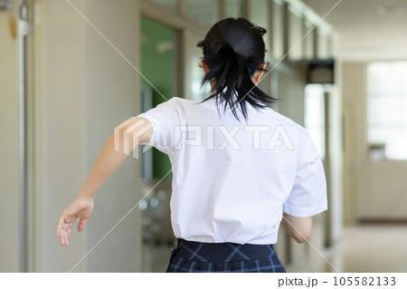 ダッシュで走る女子高生 105582133